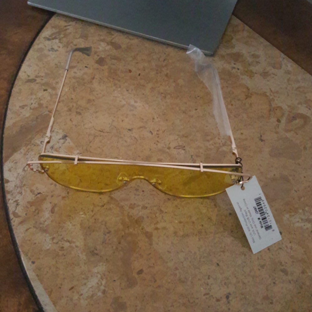 Goldtone rimmed yellow lens sunglasses nwt - Picture 6 of 6